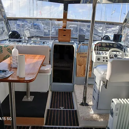 Botel Bateau Au Bassin Des Lumieres