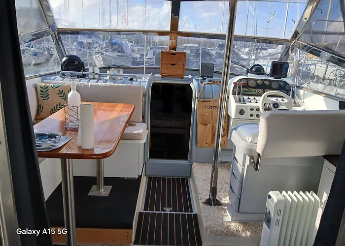 Botel Bateau Au Bassin Des Lumieres