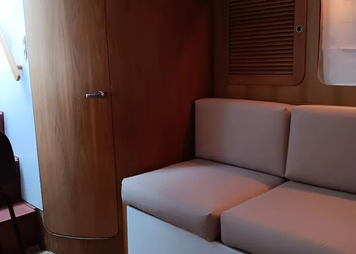 Botel Bateau Au Bassin Des Lumieres