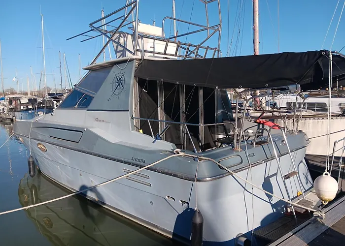 Bateau Au Bassin Des Lumieres * Bordeaux