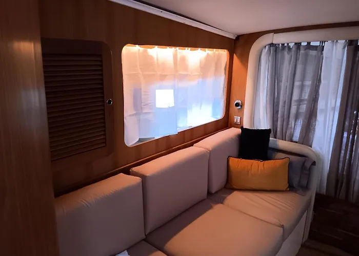 Botel Bateau Au Bassin Des Lumieres